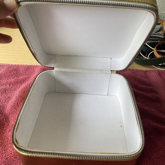 Marc Jacobs Daisy cosmetic travel bag gold large deep zipped cubic box 7" x 7" - Picture 3 of 7